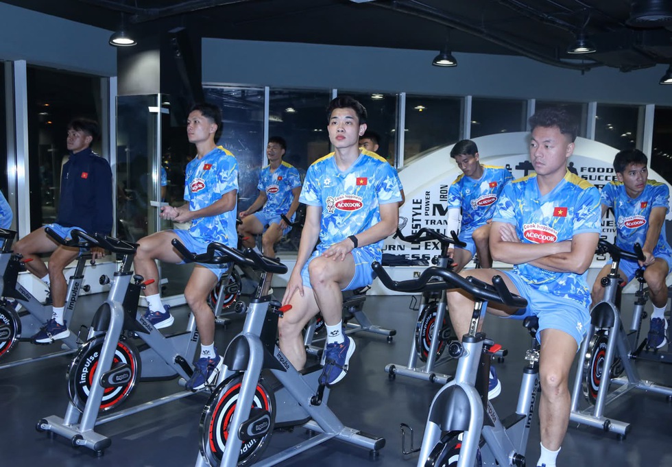 Quả b&oacute;ng bạc Đ&igrave;nh Bắc v&agrave; U.23 Việt Nam tập gym tại Qatar, HLV Kim loại 1 cầu thủ ng&agrave;y n&agrave;o?- Ảnh 1.