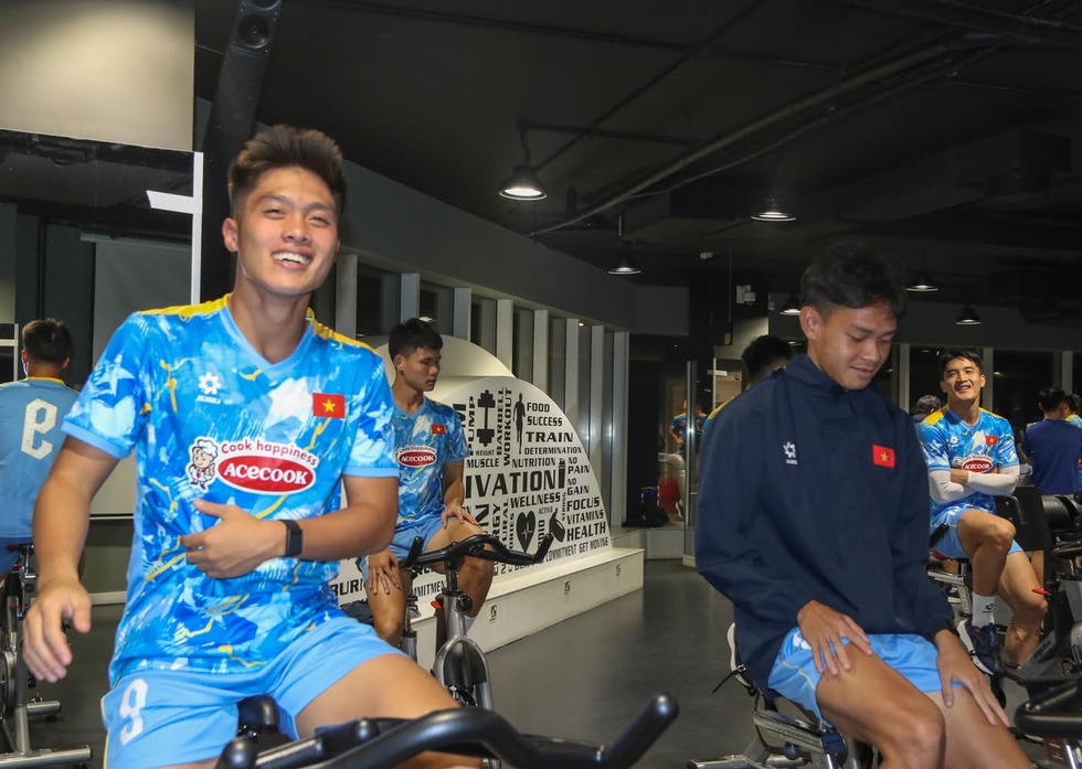 Quả b&oacute;ng bạc Đ&igrave;nh Bắc v&agrave; U.23 Việt Nam tập gym tại Qatar, HLV Kim loại 1 cầu thủ ng&agrave;y n&agrave;o?- Ảnh 2.
