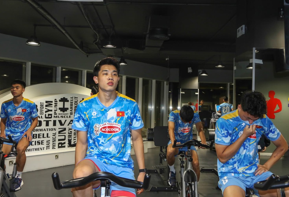 Quả b&oacute;ng bạc Đ&igrave;nh Bắc v&agrave; U.23 Việt Nam tập gym tại Qatar, HLV Kim loại 1 cầu thủ ng&agrave;y n&agrave;o?- Ảnh 6.
