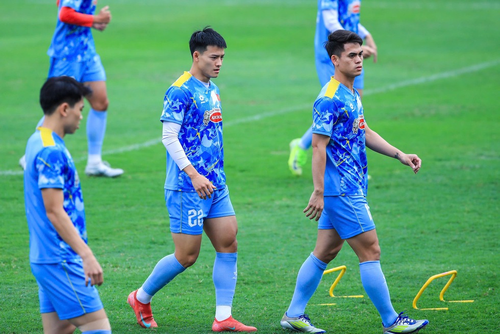 Thầy Kim chỉ rõ đối thủ đáng sợ nhất tại châu Á, U.23 Việt Nam tập chiến thuật làm quen múi giờ- Ảnh 4.