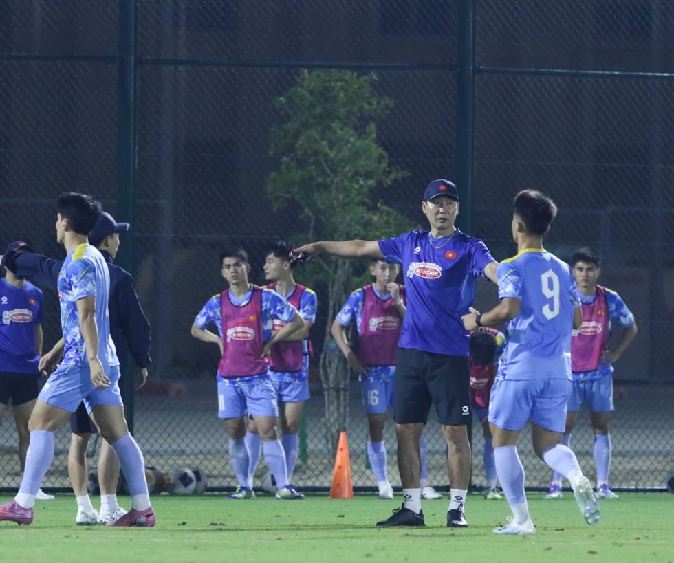 Thầy Kim chỉ rõ đối thủ đáng sợ nhất tại châu Á, U.23 Việt Nam tập chiến thuật làm quen múi giờ- Ảnh 2.