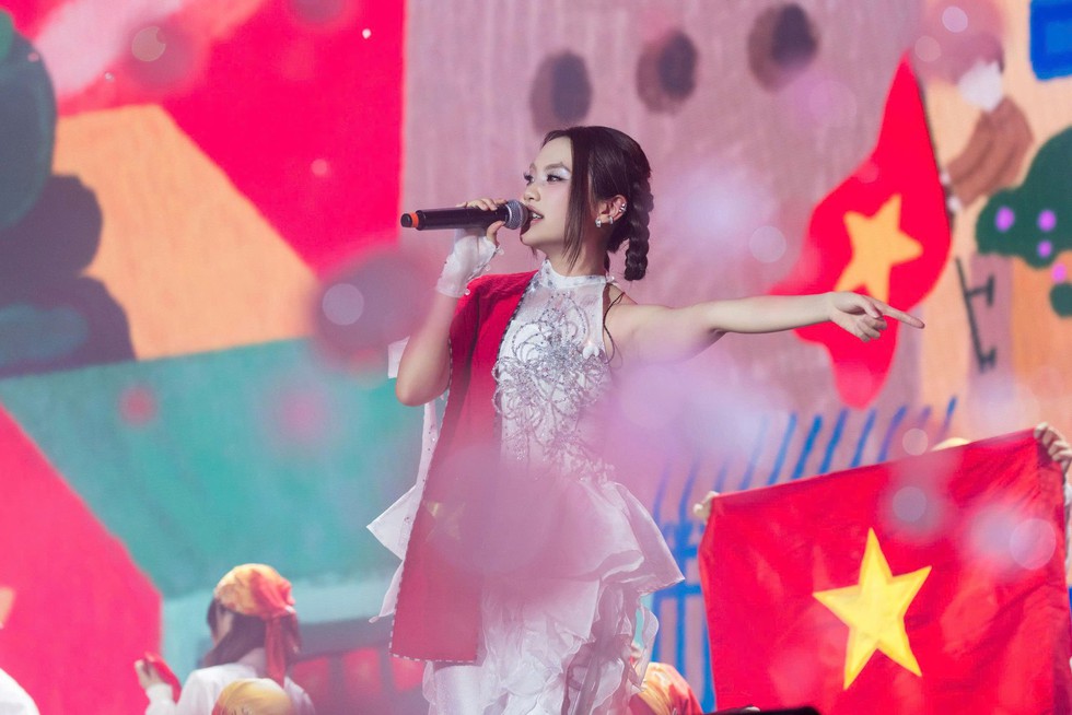 Phương Mỹ Chi 'quẩy' hết m&igrave;nh trong Li&ecirc;n hoan &Acirc;m nhạc quốc tế TP.HCM- Ảnh 4.