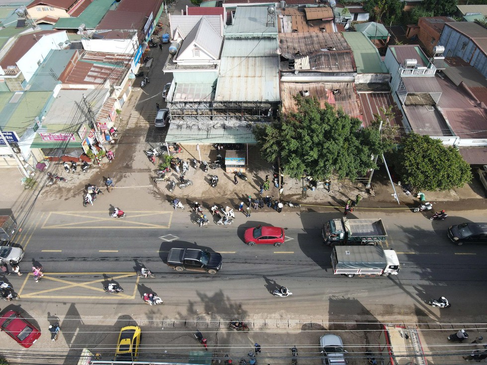 Cháy nhà 4 người tử vong ở Đắk Lắk: Cháu bé còn sống sót được chuyển đến TP.HCM điều trị- Ảnh 1.