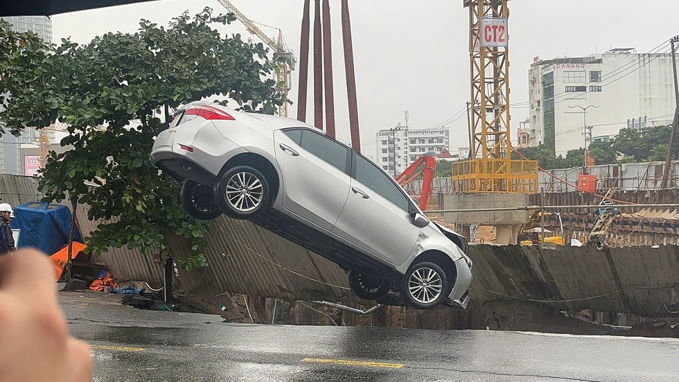 Đ&agrave; Nẵng 'tu&yacute;t c&ograve;i' đại c&ocirc;ng tr&igrave;nh, khẩn cấp xử l&yacute; hố tử thần 'nuốt' &ocirc; t&ocirc; - Ảnh 1.