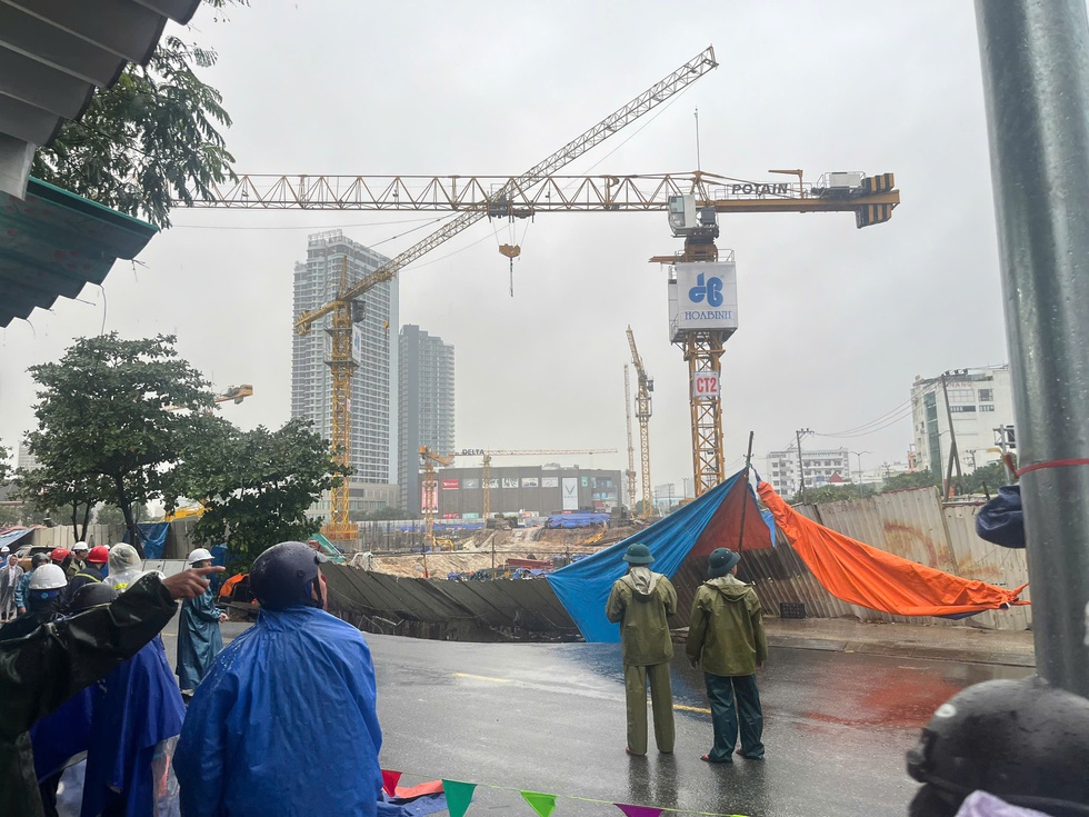 Đ&agrave; Nẵng 'tu&yacute;t c&ograve;i' đại c&ocirc;ng tr&igrave;nh, khẩn cấp xử l&yacute; hố tử thần 'nuốt' &ocirc; t&ocirc; - Ảnh 2.