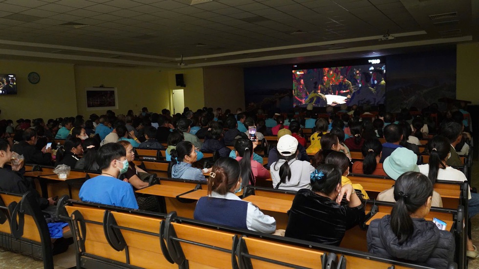 Cựu binh Thành cổ xem phim 'Mưa đỏ' ở bệnh viện, nghẹn ngào nhớ đồng đội- Ảnh 1.