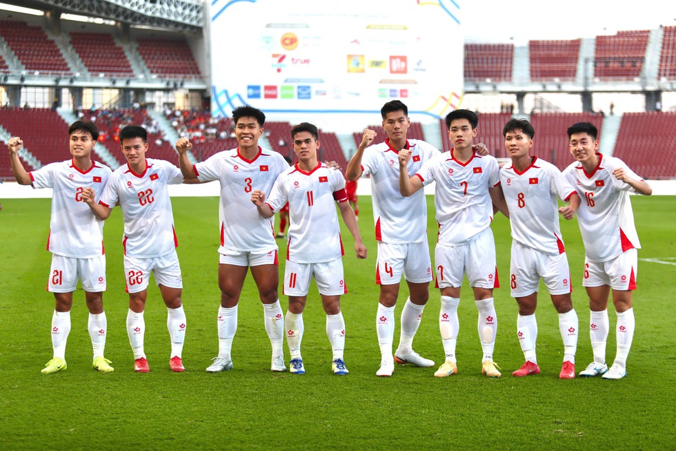 BTC SEA Games đ&atilde; xin lỗi vụ mất nhạc đệm Quốc ca: Vậy bao giờ xin lỗi vụ nhầm cờ Việt Nam?- Ảnh 2.