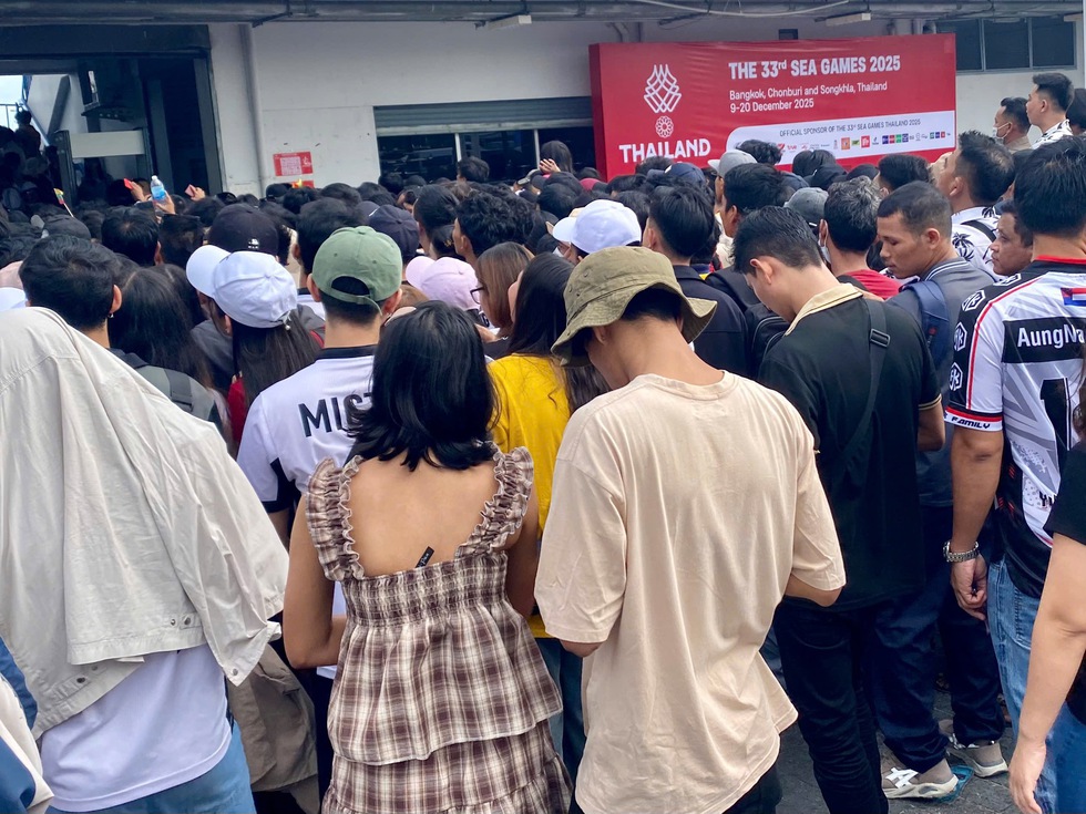 Choáng ngợp cảnh tượng hàng nghìn khán giả đến sân xem Philipines đấu Myanmar- Ảnh 1.