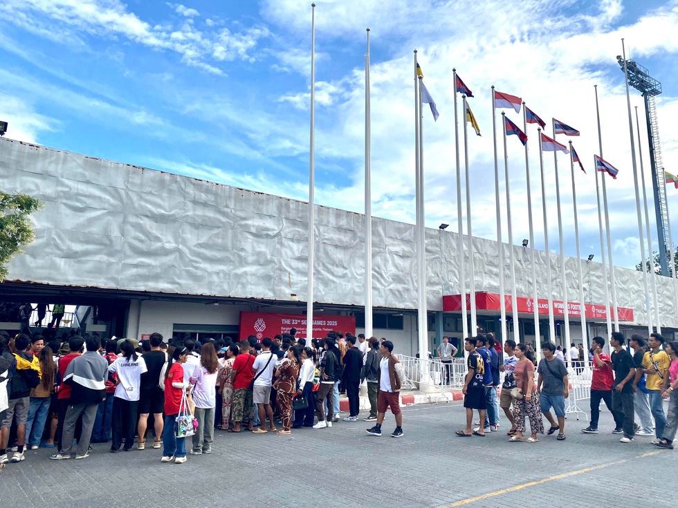 Choáng ngợp cảnh tượng hàng nghìn khán giả đến sân xem Philipines đấu Myanmar- Ảnh 4.