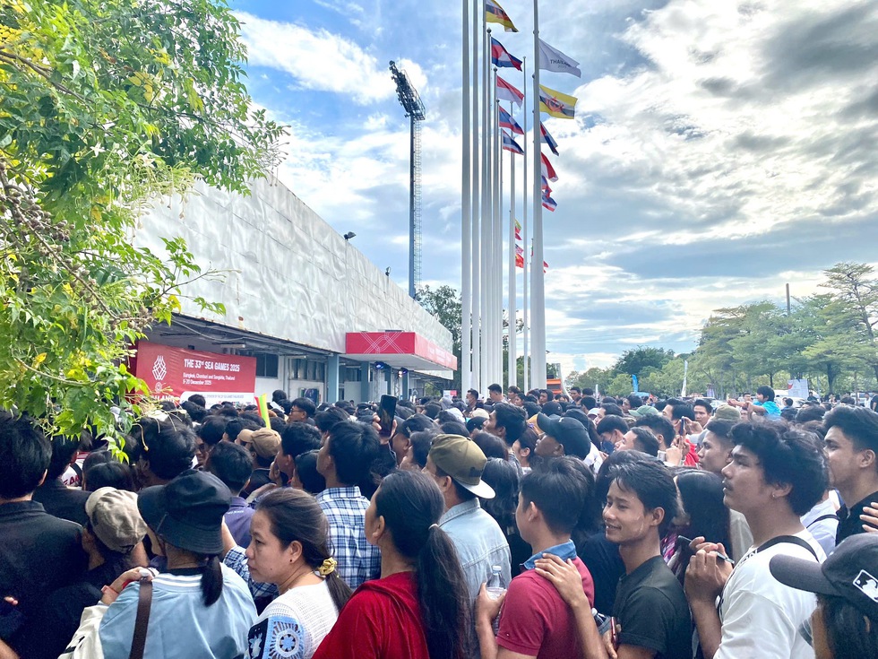 Choáng ngợp cảnh tượng hàng nghìn khán giả đến sân xem Philipines đấu Myanmar- Ảnh 3.