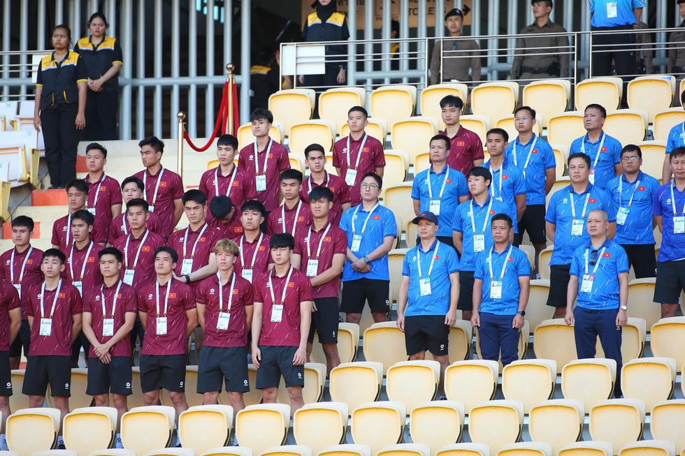 HLV Kim Sang-sik dẫn cả đội U.23 Việt Nam đi xem Malaysia đấu Lào, đã có nhạc Quốc ca ở Rajamangala- Ảnh 4.