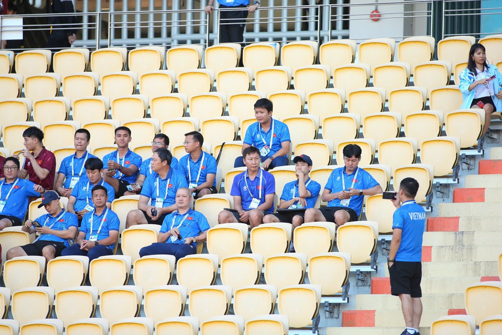 HLV Kim Sang-sik dẫn cả đội U.23 Việt Nam đi xem Malaysia đấu Lào, đã có nhạc Quốc ca ở Rajamangala- Ảnh 2.