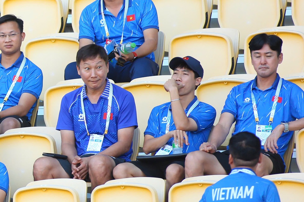 HLV Kim Sang-sik dẫn cả đội U.23 Việt Nam đi xem Malaysia đấu Lào, đã có nhạc Quốc ca ở Rajamangala- Ảnh 1.
