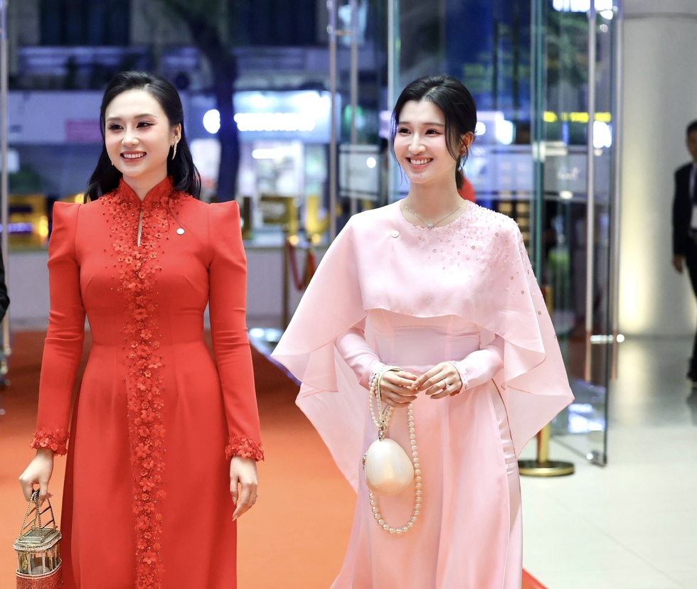 Gia đ&igrave;nh tỉ ph&uacute; Phạm Nhật Vượng c&ugrave;ng xuất hiện trong lễ trao giải VinFuture 2025- Ảnh 4.