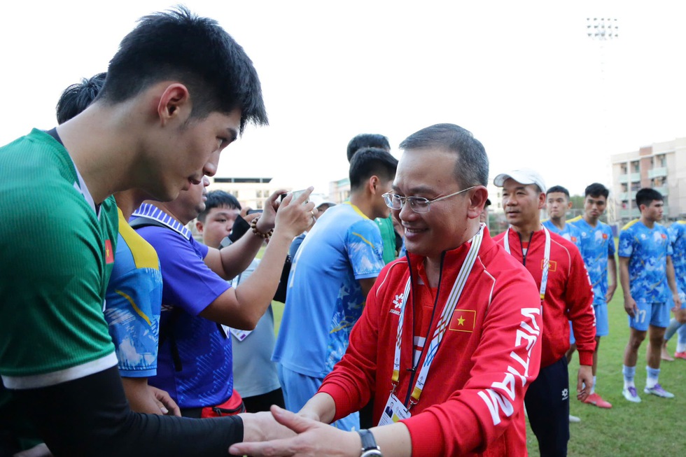 Trưởng đoàn Nguyễn Hồng Minh úy lạo U.23 Việt Nam trước trận chiến sống còn với Malaysia- Ảnh 1.