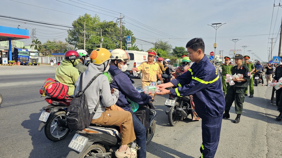 Cảnh sát Vĩnh Long tặng nước suối, sữa cho người dân rời quê mùng 4 tết- Ảnh 2.