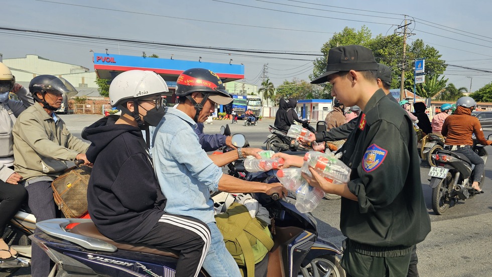 Cảnh sát Vĩnh Long tặng nước suối, sữa cho người dân rời quê mùng 4 tết- Ảnh 4.