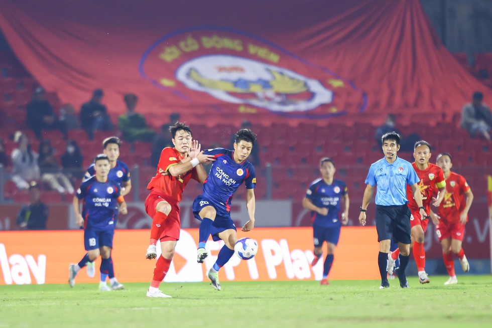 CLB Hà Tĩnh hòa đội CAHN, lập kỷ lục V-League: Sự quyết liệt đáng giá- Ảnh 1.