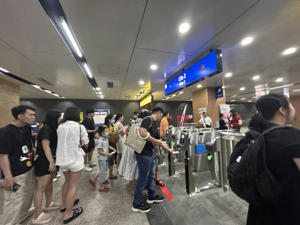 Nhiều người lưu luyến, check-in đường hoa Nguyễn Huệ trước giờ đóng cửa- Ảnh 7.