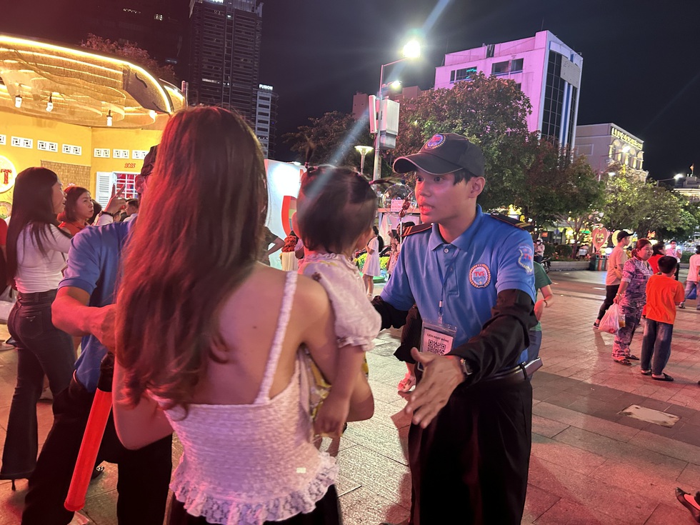Nhiều người lưu luyến, check-in đường hoa Nguyễn Huệ trước giờ đóng cửa- Ảnh 9.