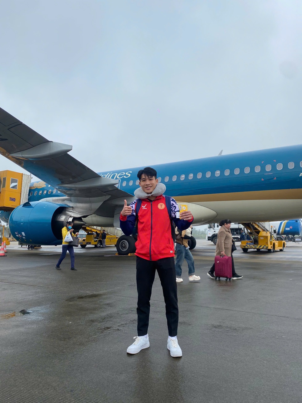 C&aacute;c cầu thủ xứ Thanh l&ecirc;n chuyến bay của Vietnam Airlines để tới TP.HCM dự VCK