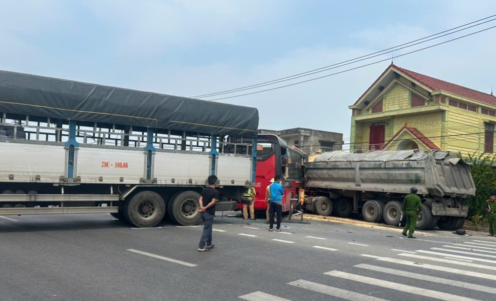 Quảng Bình: Tai nạn liên hoàn, 8 người bị thương- Ảnh 1.