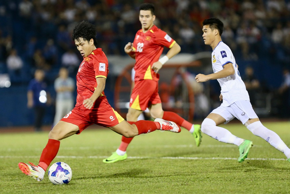 Đội tuyển Việt Nam v&agrave; phi&ecirc;n bản mới cực đỉnh: T&agrave;i cầm qu&acirc;n của thầy Kim ng&agrave;y c&agrave;ng tuyệt- Ảnh 2.