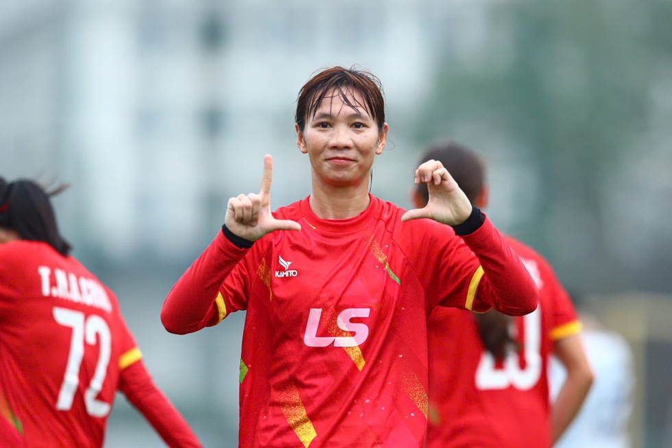 Quả b&oacute;ng v&agrave;ng nữ Th&ugrave;y Trang v&agrave; Chelsea L&ecirc; b&ugrave;ng nổ, đội nữ TP.HCM thắng đậm- Ảnh 1.