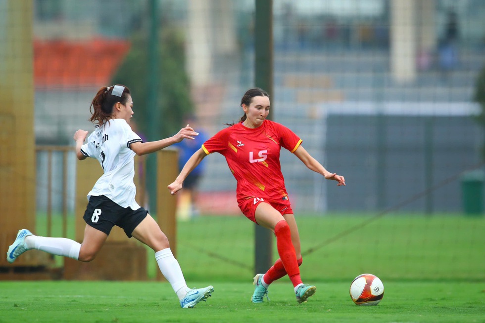 Quả b&oacute;ng v&agrave;ng nữ Th&ugrave;y Trang v&agrave; Chelsea L&ecirc; b&ugrave;ng nổ, đội nữ TP.HCM thắng đậm- Ảnh 2.