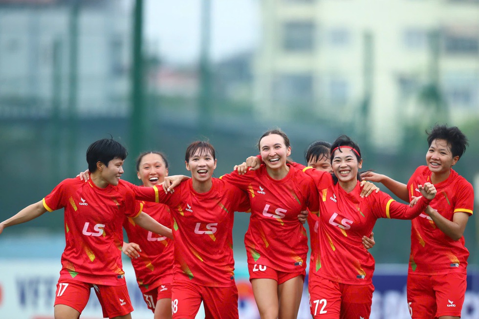 Quả b&oacute;ng v&agrave;ng nữ Th&ugrave;y Trang v&agrave; Chelsea L&ecirc; b&ugrave;ng nổ, đội nữ TP.HCM thắng đậm- Ảnh 4.