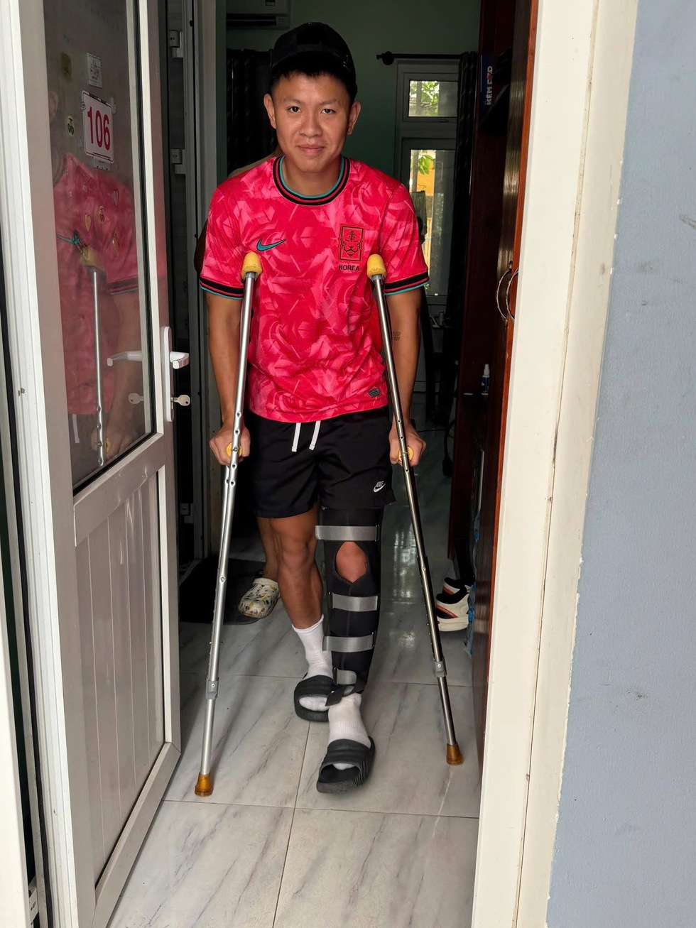 Cựu tuyển thủ U.23 Việt Nam được mổ thành công, nghỉ 9 tháng sau 'ác mộng' sân Mỹ Đình- Ảnh 2.