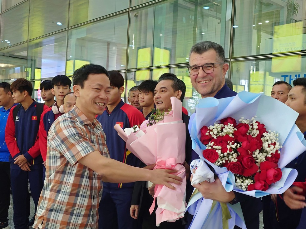 HLV Roland chia tay đội U.17 Việt Nam tại s&acirc;n bay Nội B&agrave;i, n&oacute;i những lời ruột gan- Ảnh 2.