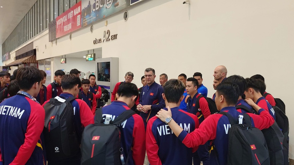 HLV Roland chia tay đội U.17 Việt Nam tại s&acirc;n bay Nội B&agrave;i, n&oacute;i những lời ruột gan- Ảnh 4.