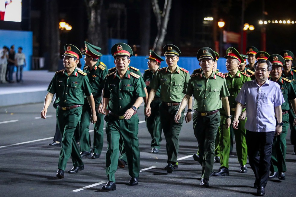 [CẬP NHẬT] Hợp luyện diễu binh lễ 30.4 trên đường Lê Duẩn trước Dinh Độc Lập- Ảnh 1.