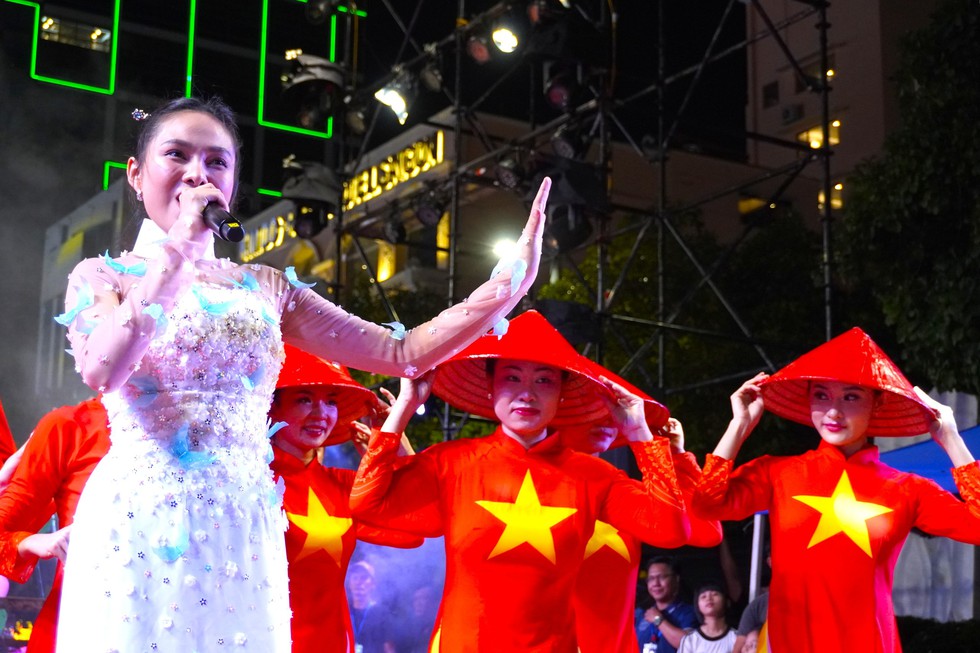 'Bữa tiệc' nghệ thuật trên phố đi bộ Nguyễn Huệ ở TP.HCM- Ảnh 5.