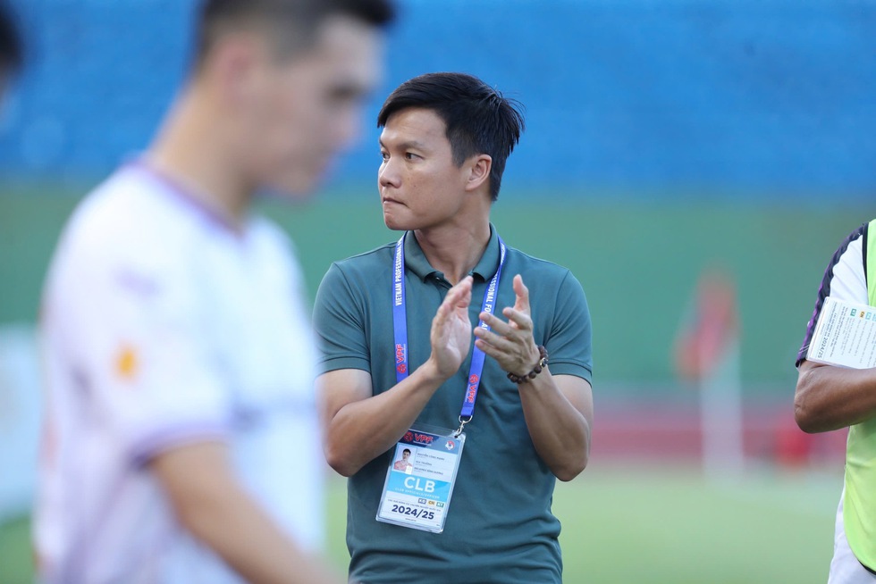 Bình Dương bị CLB Hà Nội nhấn chìm đau đớn: HLV Công Mạnh xin lỗi và từ chức- Ảnh 2. Bình Dương bị CLB Hà Nội nhấn chìm đau đớn: HLV Công Mạnh xin lỗi và từ chức- Ảnh 2.