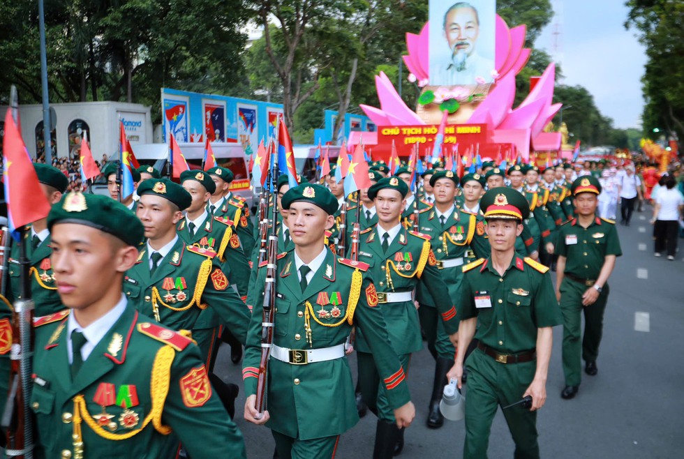 TP.HCM: Hàng ngàn người đang đổ về đường Lê Duẩn xem sơ duyệt diễu binh, diễu hành- Ảnh 12.
