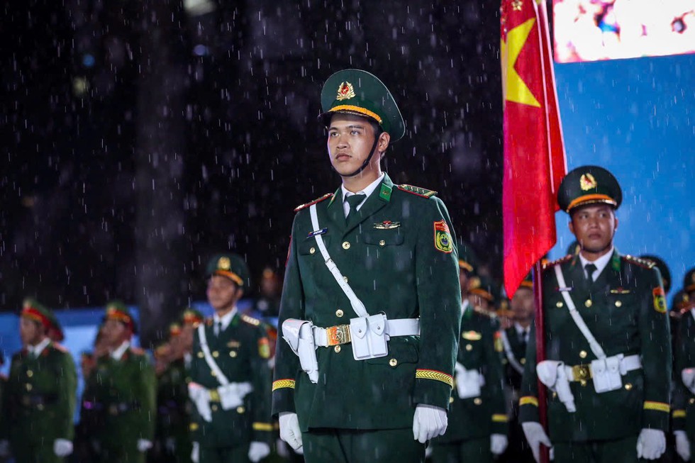 Diễu binh 30.4 ở TP.HCM: Ấn tượng áo dài, cờ đỏ sao vàng- Ảnh 7.