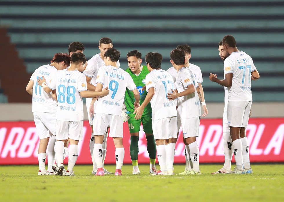 CLB H&agrave; Tĩnh tiếp tục bay cao với chiến thắng ấn tượng trước CLB TP . HCM - Ảnh 2.