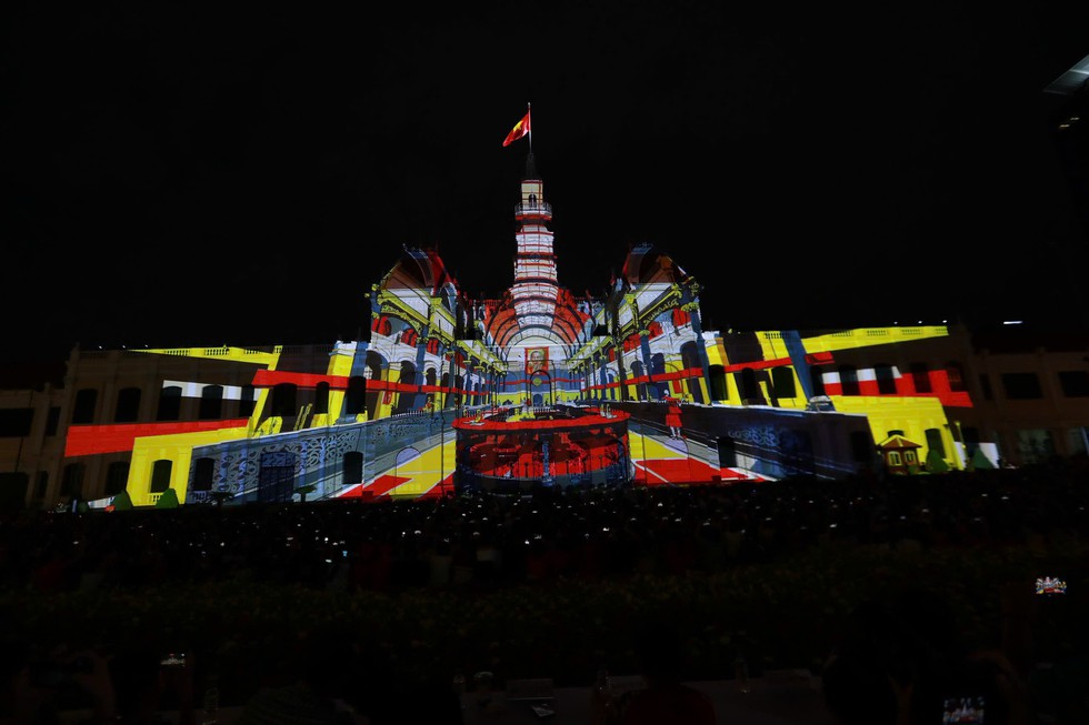Trụ sở HĐND và UBND TP.HCM huyền ảo 3D Mapping từ Singapore trong đêm mưa - Ảnh 15. Trụ sở HĐND và UBND TP.HCM huyền ảo 3D Mapping từ Singapore trong đêm mưa - Ảnh 15.