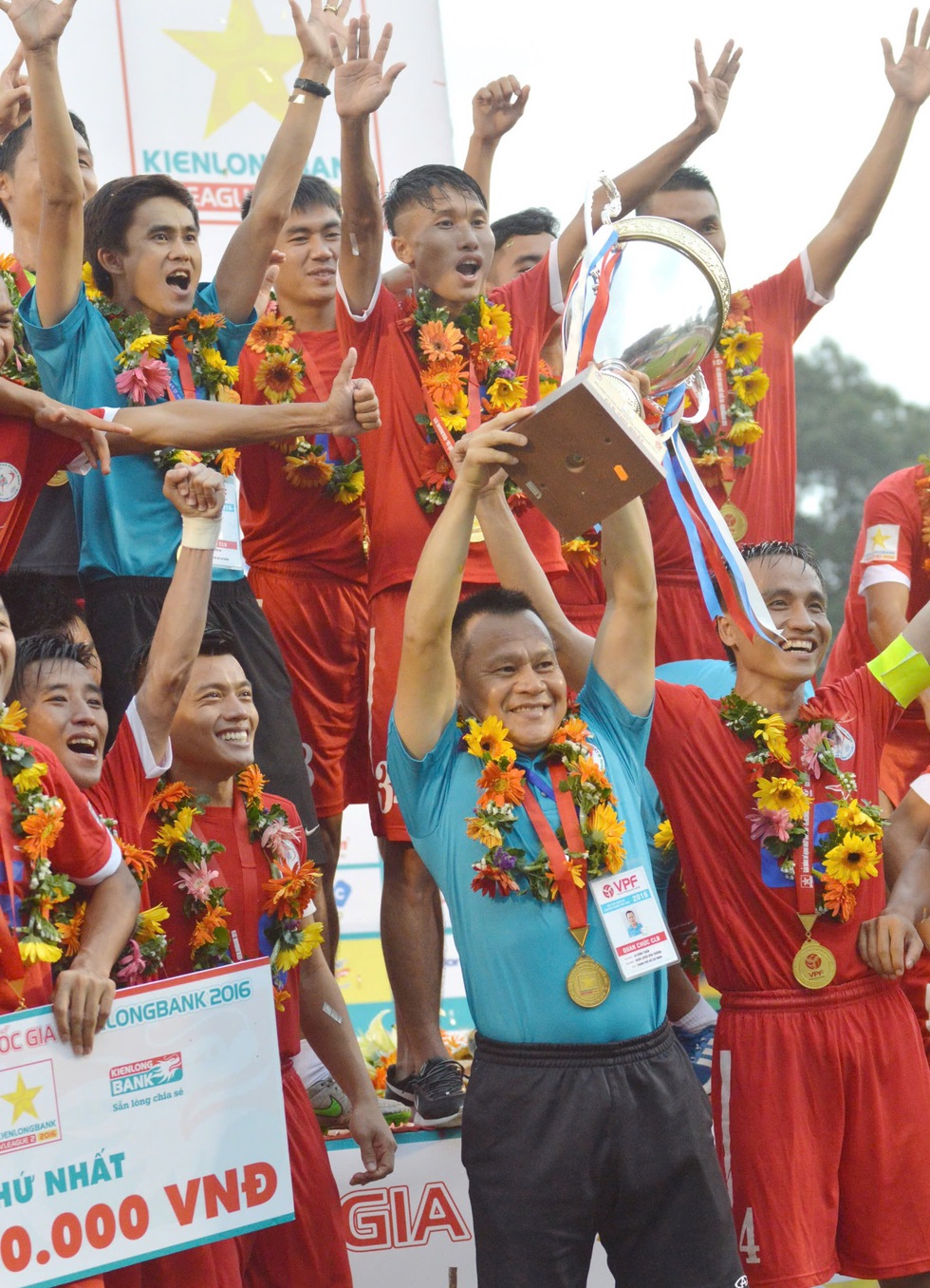 Lư Đ&igrave;nh Tuấn: Kh&ocirc;ng cao nhưng người kh&aacute;c phải ngước nh&igrave;n- Ảnh 5.