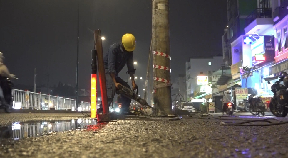 TP.HCM: Di dời trụ điện án ngữ tại dự án nghìn tỉ- Ảnh 1.
