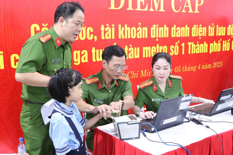 Cảnh sát đến tận ga metro cấp thẻ căn cước cho người dân- Ảnh 2. Cảnh sát đến tận ga metro cấp thẻ căn cước cho người dân- Ảnh 2.