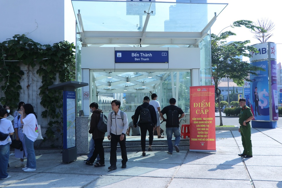 Cảnh sát đến tận ga metro cấp thẻ căn cước cho người dân- Ảnh 1. Cảnh sát đến tận ga metro cấp thẻ căn cước cho người dân- Ảnh 1.