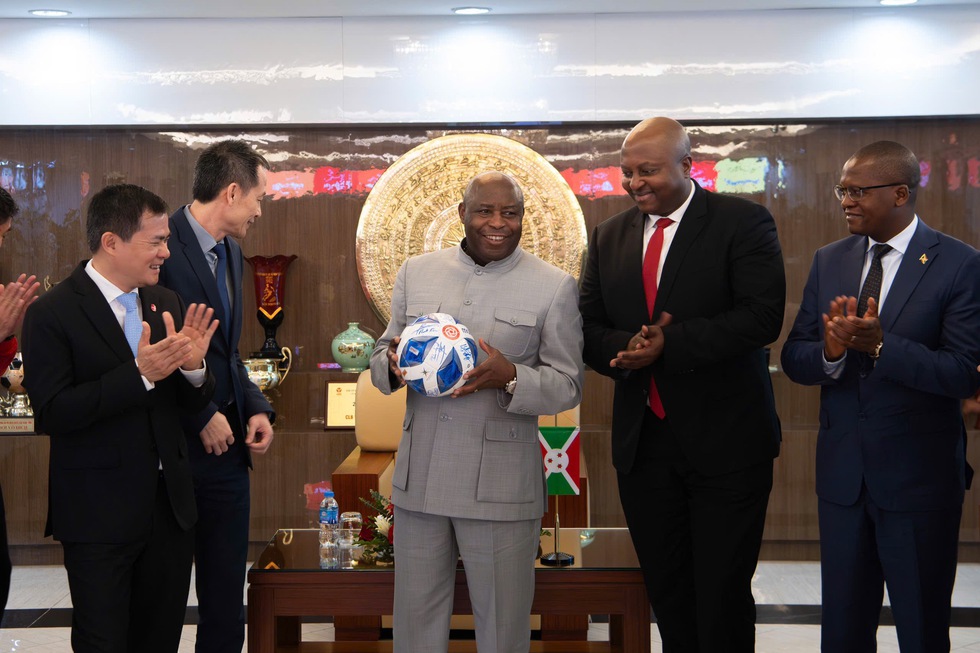 Tổng thống Burundi thăm Thể C&ocirc;ng Viettel: Đội trưởng B&ugrave;i Tiến Dũng vinh dự l&agrave;m điều đặc biệt- Ảnh 3.