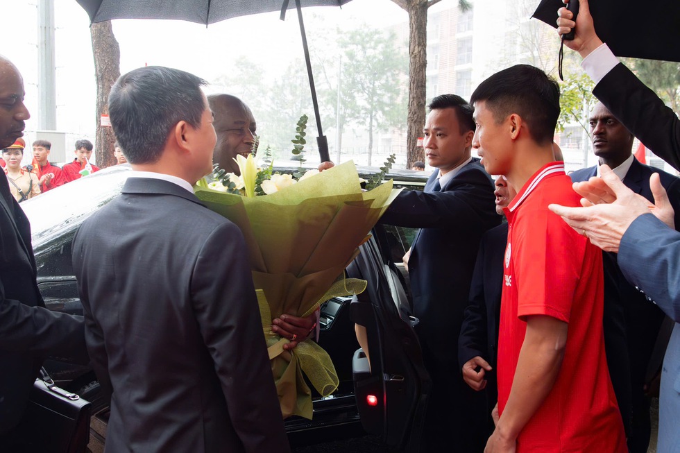 Tổng thống Burundi thăm Thể C&ocirc;ng Viettel: Đội trưởng B&ugrave;i Tiến Dũng vinh dự l&agrave;m điều đặc biệt- Ảnh 2.