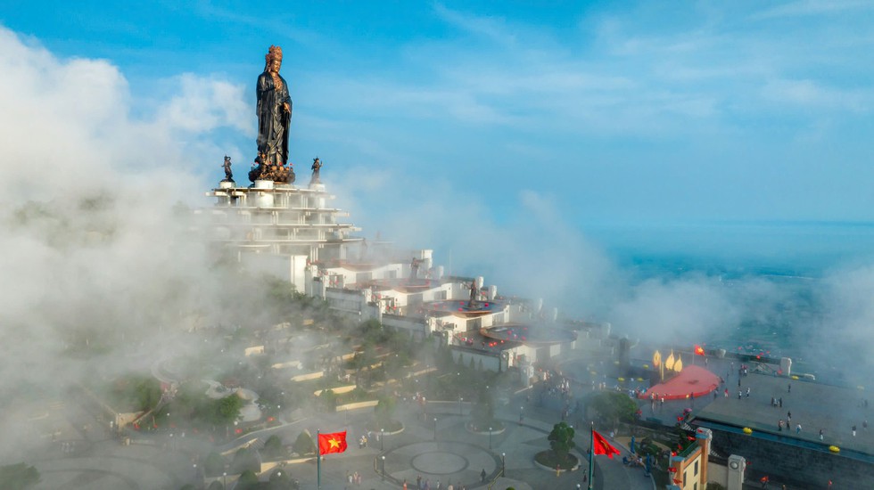 Lên núi Bà Đen trốn nóng, săn mây- Ảnh 3. Lên núi Bà Đen trốn nóng, săn mây- Ảnh 3.