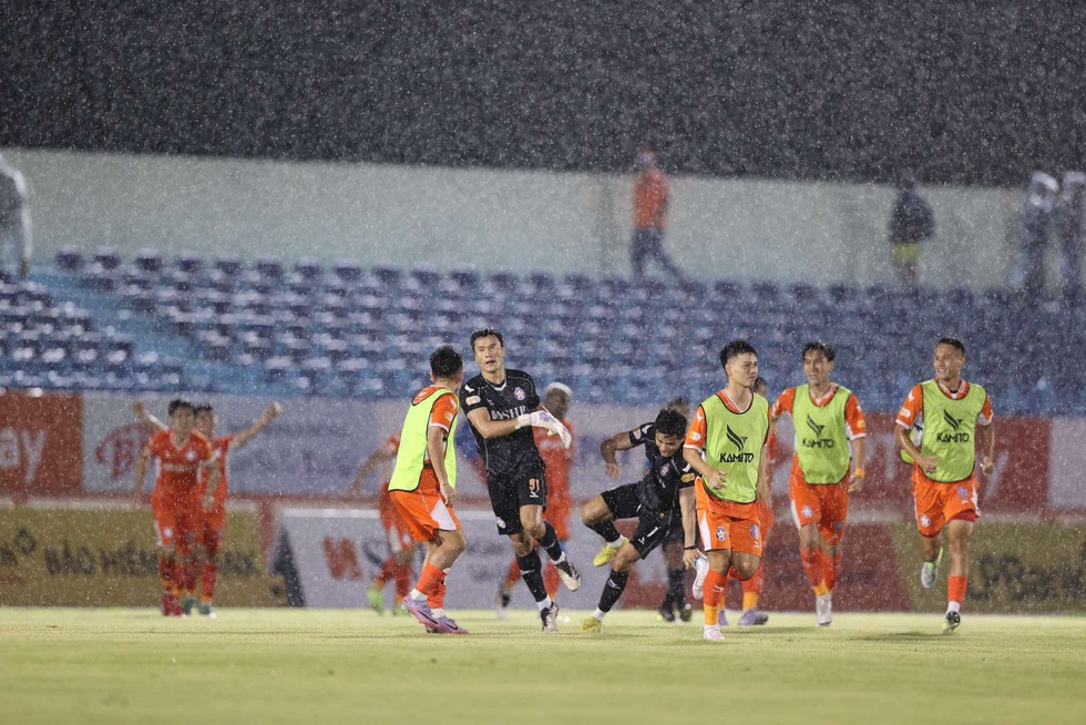 Thủ môn Bùi Tiến Dũng vô lê ghi bàn phút 90+5, Đà Nẵng thắng ngược Bình Định: Trụ hạng?- Ảnh 4. Thủ môn Bùi Tiến Dũng vô lê ghi bàn phút 90+5, Đà Nẵng thắng ngược Bình Định: Trụ hạng?- Ảnh 4.