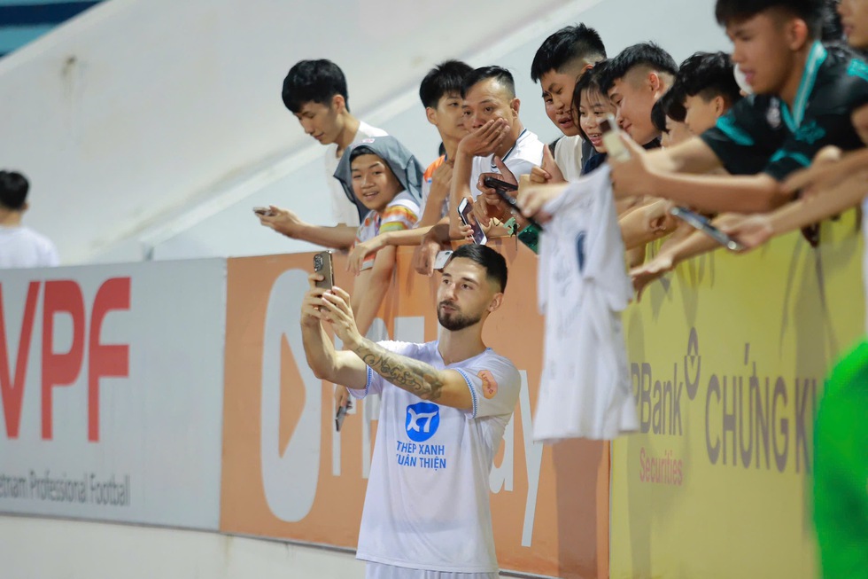 Đội Nam Định kêu gọi CĐV ‘tẩy chay’ phe vé, HAGL khó thắng tại Thiên Trường vì…- Ảnh 7. Đội Nam Định kêu gọi CĐV ‘tẩy chay’ phe vé, HAGL khó thắng tại Thiên Trường vì…- Ảnh 7.