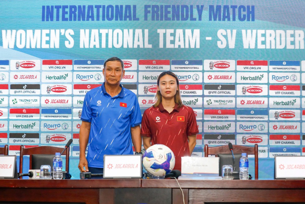HLV Mai Đức Chung ca ngợi Werder Bremen, tiền vệ Đức khuy&ecirc;n cầu thủ nữ Việt Nam sang Mỹ- Ảnh 3.